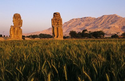 Memnonovy kolosy; Amenhotep III; od Kenneth Garrett