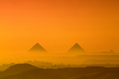 Egypt; Stará říše; náhorní plošina Gíza; pyramidy v Gíze; Chufu; Chafre; Menkaure od Kenneth Garrett
