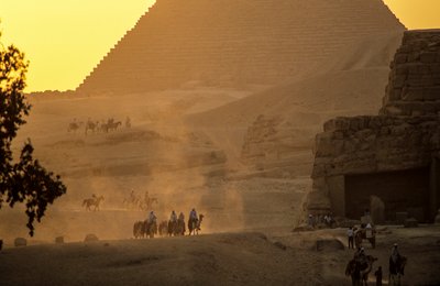 Stará egyptská říše; scenérie pyramid v Gíze; Gíza; Egypt od Kenneth Garrett