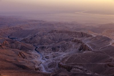 Egyptské Údolí králů, nedaleko Luxoru, v pozadí řeka Nil, Nová říše, Egypt, 2001 (foto) od Kenneth Garrett