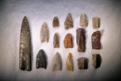 First Americans; Clovis points; Blackwater Draw; New Mexico; typová lokalita pro Clovis, 2000 (foto) od Kenneth Garrett