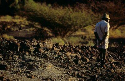 Lovec fosilií, Kamoya Kimeu, vůdce gangu hominidů, 2008 (foto) od Kenneth Garrett
