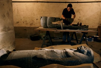 Rekonstrukce fragmentů podstavce Senqedova sarkofágu, Nová říše, 2002 (foto) od Kenneth Garrett