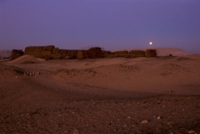 Měsíc v úplňku nad Šunetem Chasechemuy, Abydos, Egypt, 2005 (foto) od Kenneth Garrett