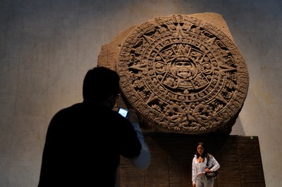 Greatest Aztecs, MM7677, NMAH, Mexico City, Mexiko, Kalendářní kámen, Aztékové, National M..., 2008 (foto) od Kenneth Garrett