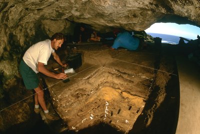 Lidé z doby ledové; jeskyně Blombos; Chris Henshilwood; 90 000 BP; Jižní Afrika; moderní lidé, 2000 (foto) od Kenneth Garrett