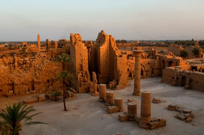 Kiosek Taharka, první nádvoří, chrám v Karnaku, Černí faraoni, Núbijci, Egypt, Lux..., 2007 (foto) od Kenneth Garrett
