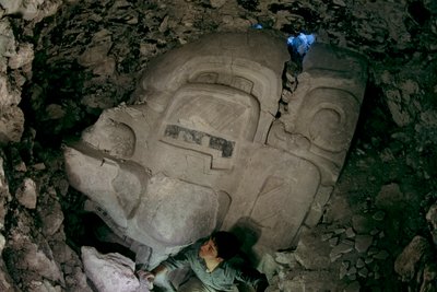 Velká raně předklasická štuková maska,Cival, Holmul, Guatemala, Mayové, Francisco Estradabelli, 2008 (foto) od Kenneth Garrett