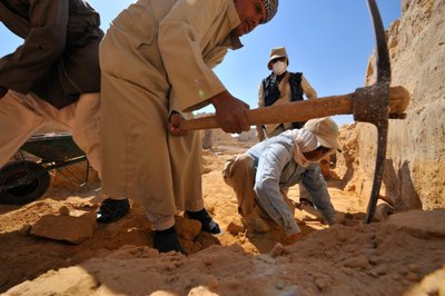 Last Pharaohs MM7836, Egypt, Taposiris Magna, Temple, Kathleen Martinez, Osiris, Isi..., 2011 (foto) od Kenneth Garrett