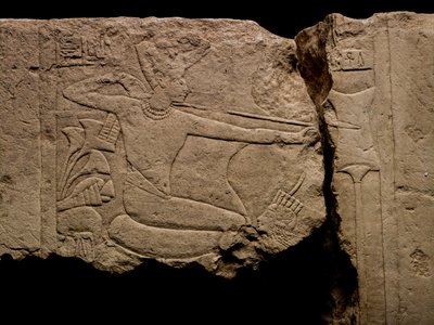 Vápenec ze Sakkáry s motivem bití nepřátel:18. dynastie; Nová říše; Egypt; Tut; Tuta..., 2009 (foto) od Kenneth Garrett