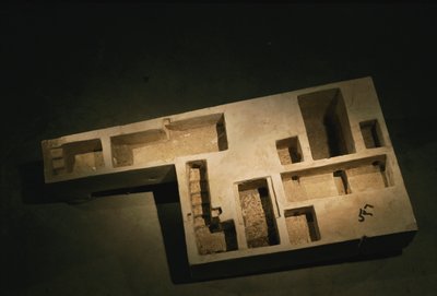 Vápencový model královské hrobky, Střední říše, 2002 (foto) od Kenneth Garrett
