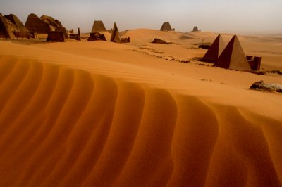 Meroe Pyramids, Begarawiya Pyramids, Sudan, Nubia, Black Pharaohs, Third Intermediate..., 2007 (foto) od Kenneth Garrett