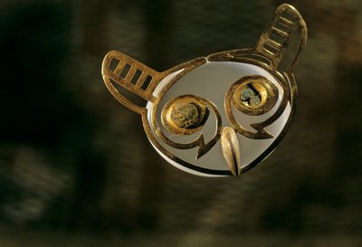 Moche; pohřby; Huaca Dos Cabezas-Jecetepeque,Zlatý ornament sovího nosu od Kenneth Garrett