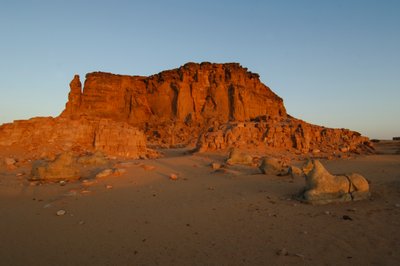Západ měsíce a východ slunce, chrám Taharka, Ramova brána, Gebel Barkal, chrámový komplex, Faraon..., 2007 (foto) od Kenneth Garrett