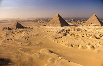 Pyramidy v Gíze;Khafre; Khufu; Menkaure,Gíza; Egypt od Kenneth Garrett