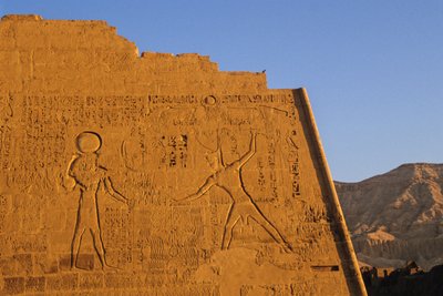 Ramses III. bije nepřátele, hlavní chrám, pylon, Medinet Habu, Nová říše, Egypt, scénický od Kenneth Garrett