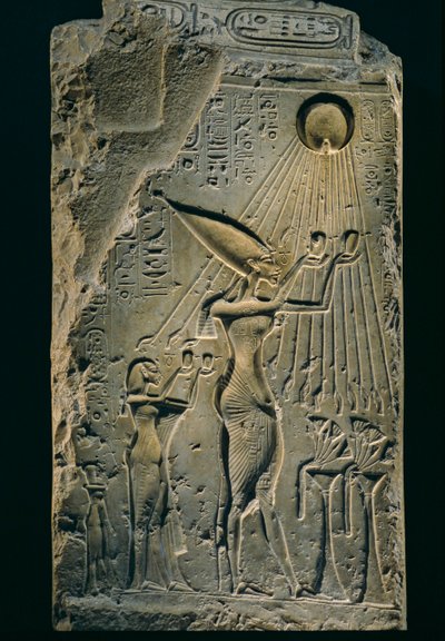 Reliéf Achnatona pod Atonem, balustráda, Amenhotep IV. Jako faraon je Achnaton..., 2009 (foto) od Kenneth Garrett