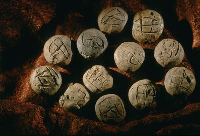 Kulatá baňka; artefakt, Oxus Civilization; Turkmenistan; Gonor Depe site; Victor Sari..., 2004 (foto) od Kenneth Garrett