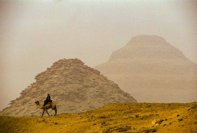 Sakkára; Tetiho pyramida; 6. dynastie; Džoserova pyramida (v pozadí); Egypt od Kenneth Garrett