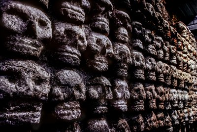 Stojan na lebky neboli Tzompantli, Aztékové, Mexiko, Templo Mayor, 2010 (foto) od Kenneth Garrett