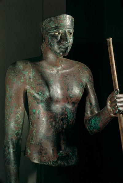 Soška Pepiho I., měď s očima vykládanýma vápencem a obsidiánem, z chrámu H..., 2002 (foto) od Kenneth Garrett