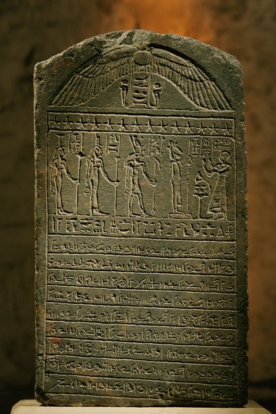 Padisetova stéla, vápenec, pozdní období, Egyptské muzeum, Káhira, 2002 (foto) od Kenneth Garrett