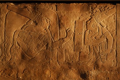 Trůnní lavice Chrámu 19, Palenque, Mexiko, řezba Akhal Mo Nab, 2005 (foto) od Kenneth Garrett