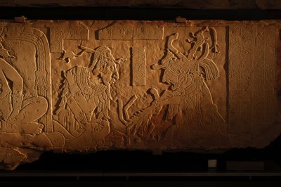 Chrám 21, trůnní lavice, řezba krále Achala Mo Naba, Palenque, Mexiko, 2005 (foto) od Kenneth Garrett