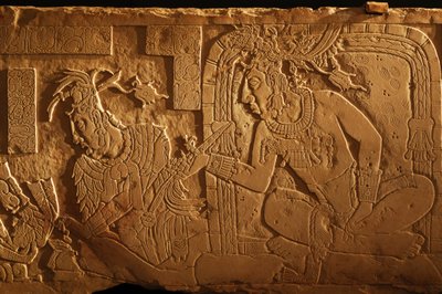 Chrám 21, trůnní lavice, řezba krále Achala Mo Naba, Palenque, Mexiko, 2005 (foto) od Kenneth Garrett