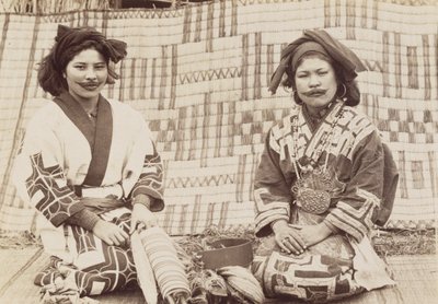 Ainu Women, cca 1890 (želatinový stříbrný potisk) od Kenzô Tamoto