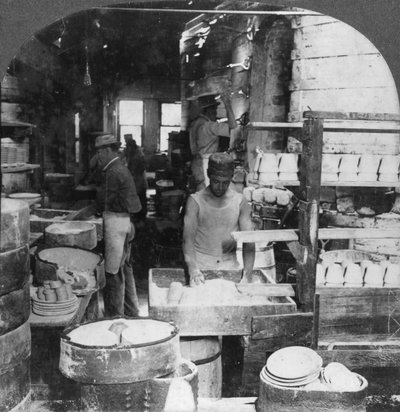 Vypalování nádobí v Noted Pottery Centre, Trenton, New Jersey, USA, počátek 20. století od Keystone View Company