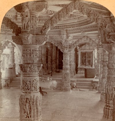 Interiér, Dilwara Temple, Mount Abu, Indie, 1901. od Keystone View Company