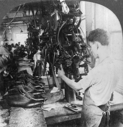 Trvalé strojové tvarování obuvi v továrně na boty, Lynn, Massachusetts, USA, začátek 20. století od Keystone View Company