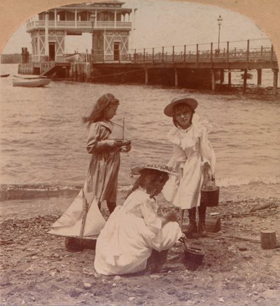 Hraní na pláži c1900 od Keystone View Company