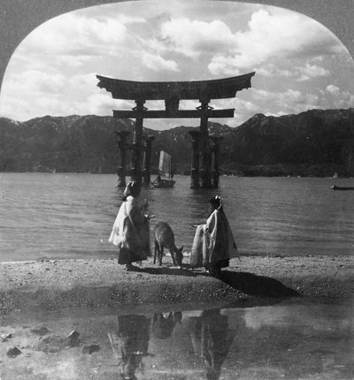 Daleko známá Seagirt Torii z Miyajima. Kuriózní brána do slavné šintoistické svatyně, Japonsko, 1905. od Keystone View Company