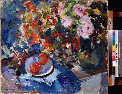 Astry a rajčata (Asters and Tomatoes). Zátiší, s velkou kyticí květin a talíř se dvěma rajčaty, umístěné na stole. Obraz Konstantina Alexejeviče Korovina (Constantin Korovin) (1861-1939), olej na plátně od Konstantin Alekseevich Korovin