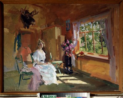 V pokoji. Mladá žena ve světlých šatech, sedící před oknem, přes které vidíme do zahrady, vysoké léto. Obraz Konstantina Alexejeviče Korovina (1861-1939), olej na plátně od Konstantin Alekseevich Korovin