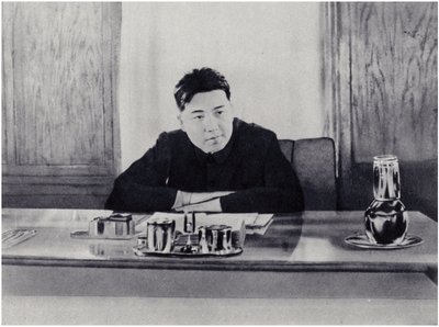 Soudruh Kim Ir-sen ve své kanceláři v Lidové radě Severní Koreje (litho) od Korean Photographer