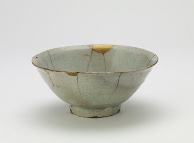 Mísa, počátek 17. století (porcelán s průhlednou, světle modrou glazurou, opravy zlatého laku) od Korean School