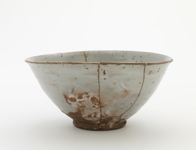 Mísa, konec 16.-začátek 17. století (porcelán s průsvitnou glazurou, opravy zlatého a červeného laku) od Korean School