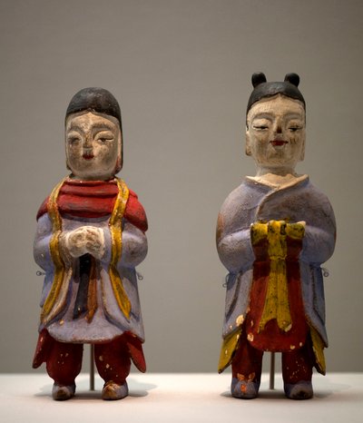 Figurky v šamanském kostýmu. Polychromované dřevěné sošky, art coreen od Korean School