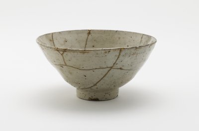 Čajová mísa (koraijawan), druhá polovina 16. století (porcelán s průhlednou, světle modrou glazurou, opravy zlatého laku) od Korean School