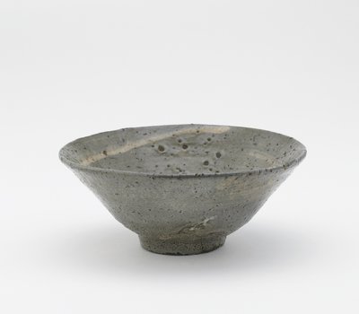 Čajová mísa, typ Totoya, provincie Kyongsang Namdo, Korea, období Čoson, konec 16.-začátek 17. století (kamenina s broušeným skluzem pod živcovou glazurou) od Korean School