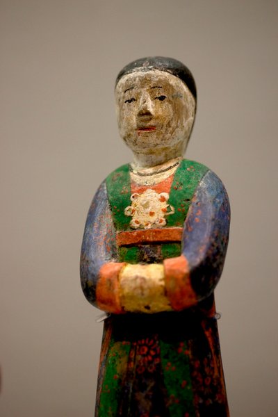 Dekorativní postava hrobu. Polychromované vyřezávané dřevo, pozdní období Joseon (Choson). od Korean School