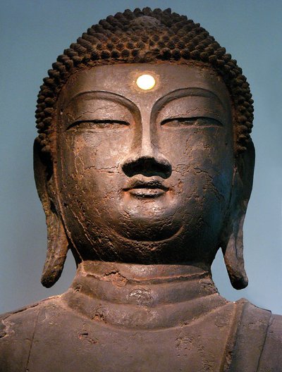Železná hlava Buddhy, z období Goryeo z 10. století, z kláštera Hasachang-dong, Hanam, Gyeonggi-do, Korea. Fotografie, Soulské národní muzeum, Korejská republika, 2006. od Korean School