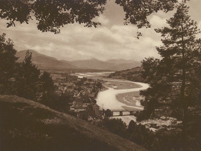 Bad Tölz a údolí Isar, pohled z Kalvárie; Bad Tölz a údolí Isar, pohled z Kalvarienbergu (č/b foto) od Kurt Hielscher