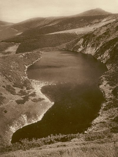 Velký rybník a Sněžka (Krkonoše); Velký rybník a Schneekoppe (Krkonoše) (čb foto) od Kurt Hielscher