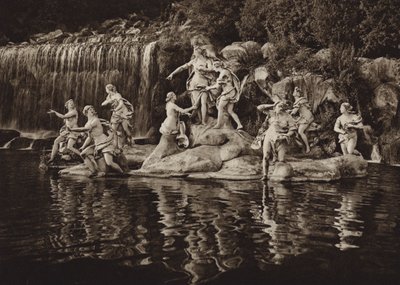 Itálie: Caserta, Diana Group, v parku (černobílá fotografie) od Kurt Hielscher