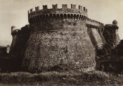 Itálie: Castello Sarzanello (černobílá fotografie) od Kurt Hielscher
