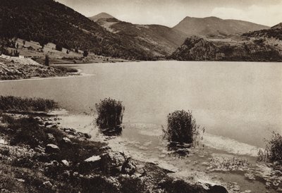Itálie: Lake of Scanno, Abruzzi (černobílá fotografie) od Kurt Hielscher